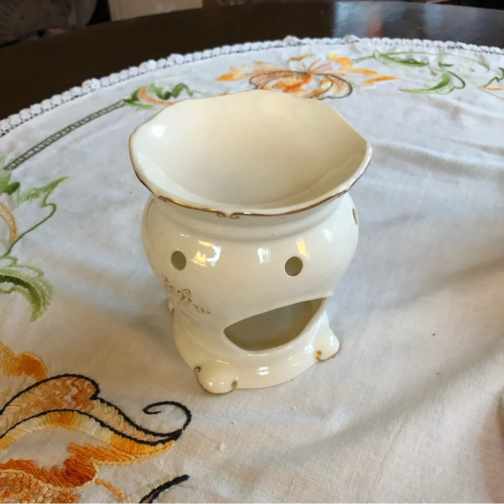Yankee Candle Porcelain with 24 carat Gold Painted Trim Tart Warmer